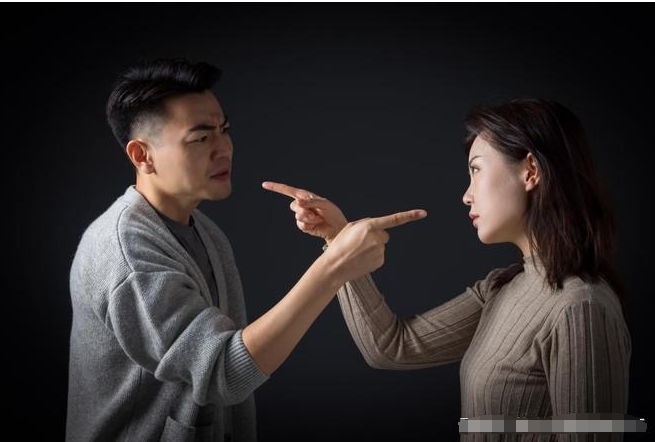 上海侦探服务公司：一个男人当你的面和另一个女人暧昧